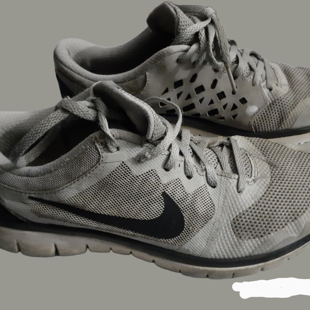 Youth sz 6 Nike flex run 2015 wolf gray &  black Running shoes sneakers